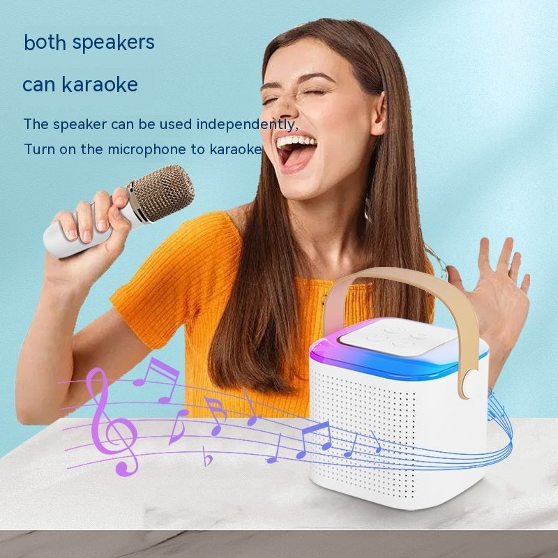 Weißer Karaoke-Lautsprecher Y1 und singende Frau mit Mikrofon, TEKZI-Design