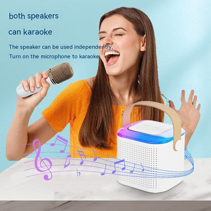Weißer Karaoke-Lautsprecher Y1 und singende Frau mit Mikrofon, TEKZI-Design
